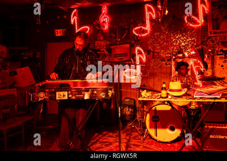 Clarksdale, Mississippi, USA - 23. Juni 2014: Blues Musiker am Roten Lounge in Clarksdale, Mississippi, USA zu spielen. Stockfoto