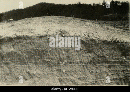 . Bulletin. Ethnologie. 1. Blick auf Hügel aus Südwesten. Mit Beginn der Gräben. Ort LU" 63. 2. Die 1 5-Fuß-Profil, zeigen sechs Zonen von Streichern gekennzeichnet, Standort Lu&lt;" 63. Bitte beachten Sie, dass diese Bilder sind von der gescannten Seite Bilder, die digital für die Lesbarkeit verbessert haben mögen - Färbung und Aussehen dieser Abbildungen können nicht perfekt dem Original ähneln. extrahiert. Smithsonian Institution. Büro der amerikanischen Ethnologie. Washington: G. S. O. Stockfoto