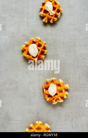Traditionelle weiche Belgische Waffeln und Schlagsahne flach Stockfoto