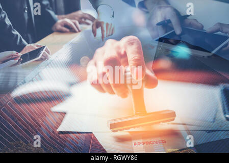 Close-up Hand Stanzen der Geschäftsmann für die Unterzeichnung der Genehmigung von Dokumenten, Business Konzept Stockfoto