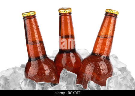 Drei Bierflaschen in Eis mit Kondensation auf weißem Hintergrund Stockfoto