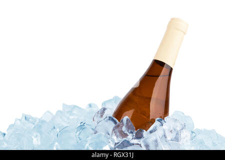 Weiße Flasche Wein in Eis auf weißem Hintergrund Stockfoto