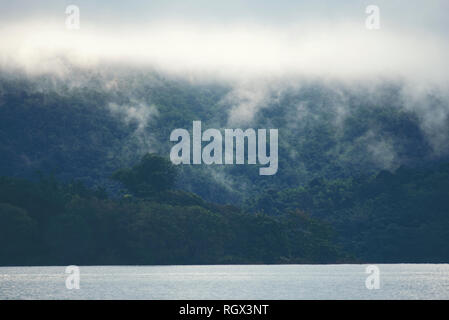 Blick auf die tropischen Wald mit See, Thailand Stockfoto