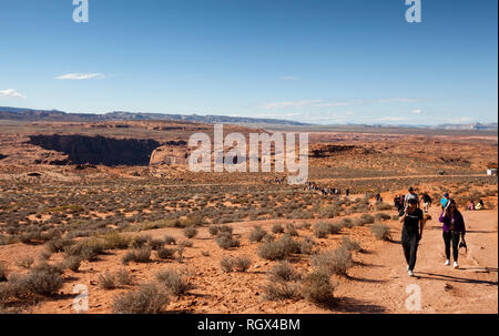 Menschen auf dem Weg zum Horseshoe Bend in Page, Arizona Stockfoto