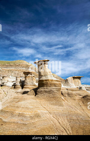 Kanada, Alberta, Kanadischen Badlands, Hoodoos am Straßenrand, Red Deer Valley, östlich von Drumheller auf der Hoodoo Trail in der Nähe von East Coulee auf der Autobahn 1. Stockfoto