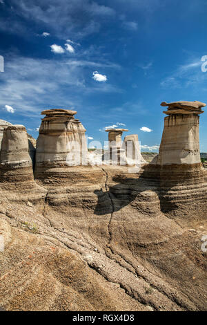 Kanada, Alberta, Kanadischen Badlands, Hoodoos am Straßenrand, Red Deer Valley, östlich von Drumheller auf der Hoodoo Trail in der Nähe von East Coulee auf der Autobahn 1. Stockfoto