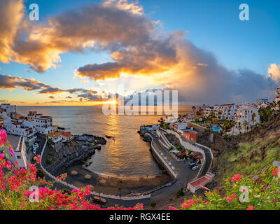Sonnenaufgang in Puerto de Santiago Stadt in der Sommersaison, Teneriffa, Kanaren, Spanien Stockfoto
