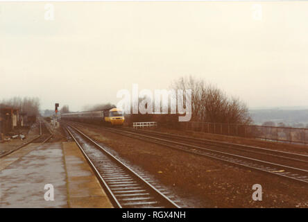 Die 0500 Edinburgh nach King's Cross in London kommt an Durham Station am 3. Dezember 1983. Der InterCity 125 besteht aus powercars 43119 und 43084. Stockfoto