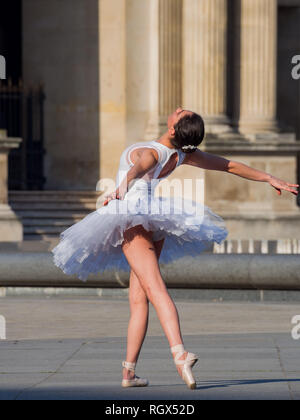 Paris, 5. Mai: Ballet Dancer tanzen vor der berühmten Louvre Museum am 5. Mai 2018 in Paris, Frankreich Stockfoto