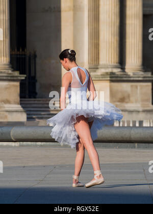 Paris, 5. Mai: Ballet Dancer tanzen vor der berühmten Louvre Museum am 5. Mai 2018 in Paris, Frankreich Stockfoto