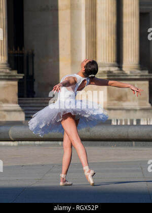 Paris, 5. Mai: Ballet Dancer tanzen vor der berühmten Louvre Museum am 5. Mai 2018 in Paris, Frankreich Stockfoto