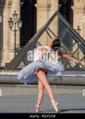 Paris, 5. Mai: Ballet Dancer tanzen vor der berühmten Louvre Museum am 5. Mai 2018 in Paris, Frankreich Stockfoto