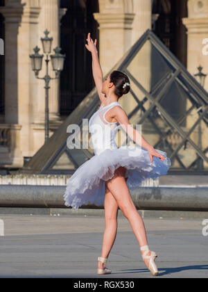 Paris, 5. Mai: Ballet Dancer tanzen vor der berühmten Louvre Museum am 5. Mai 2018 in Paris, Frankreich Stockfoto