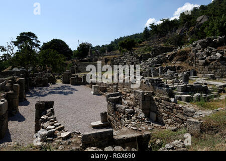 Im Osten der byzantinischen Kirche aus dem 4.-5. Jh. nach Chr., Labraunda, Türkei. Auf der rechten Seite ist der Osten Propylon und im Hintergrund ist der monume Stockfoto