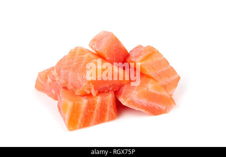 Roher Lachs sushi Fleischwürfel auf weißem Hintergrund Stockfoto