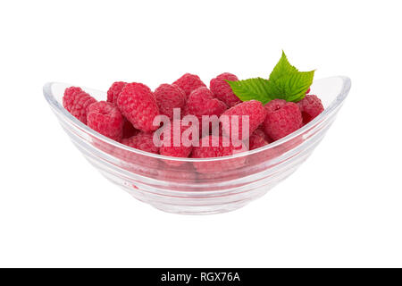 Reife Himbeeren in eine Glasschüssel auf weißem Hintergrund Stockfoto