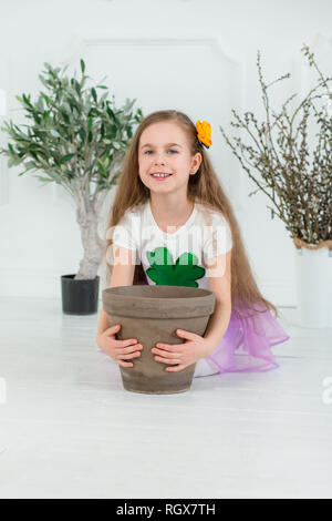 Kleines Mädchen mit einem Pot of Gold für St. Patrick's Day. Stockfoto