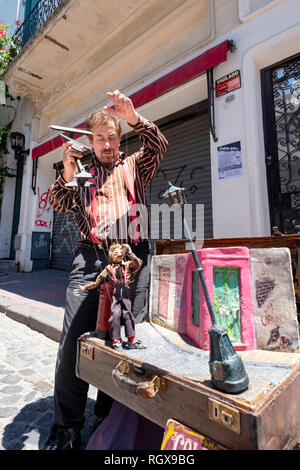 Street Performer mit einer Marionette, Marionette, im Stadtteil San Telmo Markt am Sonntag in Buenos Aires, Argentinien. Stockfoto