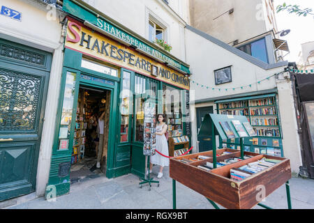 Paris, 7. Mai: Außenansicht des Shakespeare und Company am 7. Mai 2018 in Paris, Frankreich Stockfoto