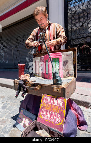 Street Performer mit einer Marionette, Marionette, im Stadtteil San Telmo Markt am Sonntag in Buenos Aires, Argentinien. Stockfoto