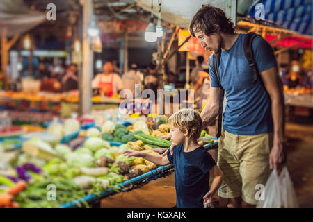 Vater und Sohn sind Touristen auf der Walking Street asiatische Lebensmittel Markt Stockfoto