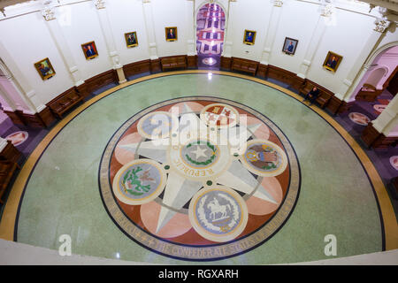 AUSTIN, Texas - 28. MÄRZ 2018 - Dichtungen , die auf dem Boden des Texas State Capitol Building. Rotunde mit Porträts der Gouverneure in der Texas State Kappe Stockfoto