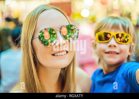 Mutter und Sohn Feiern zum chinesischen Neujahrsfest in Chinesischen roten Laternen. Chinesische Laternen sind in Gläsern wider Stockfoto