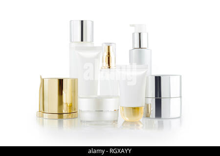 Satz von kosmetischen Container. Kosmetisches Erzeugnis Flaschen, Dispenser, Tiegeln und Tuben isoliert auf weißem Stockfoto