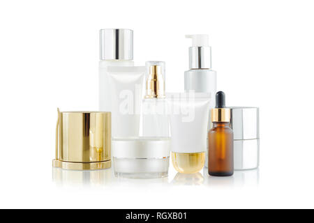 Satz von kosmetischen Container. Kosmetisches Erzeugnis Flaschen, Dispenser, Tropfer, Tiegeln und Tuben isoliert auf weißem Stockfoto