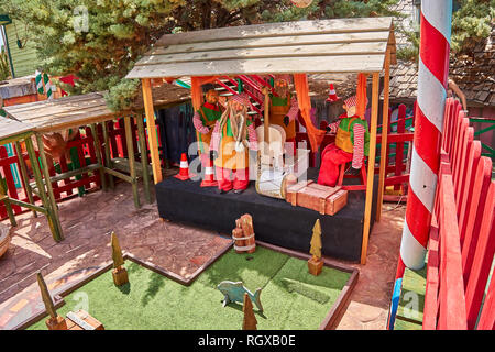 Bunte Popeye Village anzeigen. Popeye Village ist die beliebteste Touristenattraktion in Malta Stockfoto