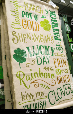 St Patrick's Day Banner für Verkauf, Party Stadt, New York City, USA Stockfoto