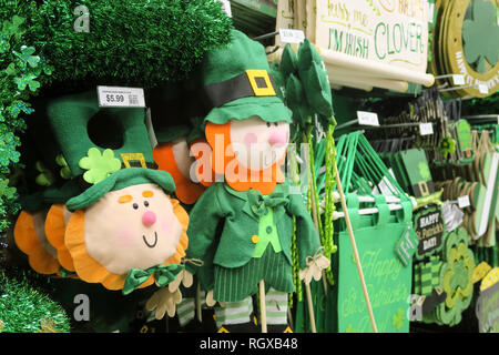 St. Patrick's Day Parade Gang zum Verkauf, Party Stadt, New York City, USA Stockfoto