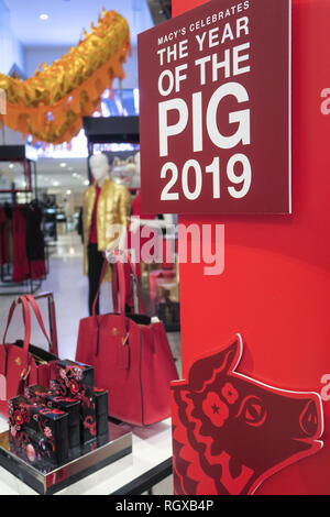 Die chinesischen "Jahr des Schweins" Neues Jahr Dekorationen Flaggschiff bei Macy's Department Store, NEW YORK CITY, USA Stockfoto