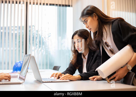 Business Frauen und Ingenieur Gruppe mit Notebook für Business Partner Dokumente zu diskutieren und Ideen zu treffen und Business Frauen für Lächeln glücklich Stockfoto