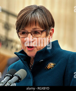 Topeka, Kansas, USA, 14. Januar 2019 demokratischen Gouverneur Laura Kelly liefert ihrer Antrittsrede ist vor der Schritte der Kansas State Capitol Building Credit: Mark Reinstein/MediaPunch Stockfoto