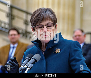 Topeka, Kansas, USA, 14. Januar 2019 demokratischen Gouverneur Laura Kelly liefert ihrer Antrittsrede ist vor der Schritte der Kansas State Capitol Building Credit: Mark Reinstein/MediaPunch Stockfoto