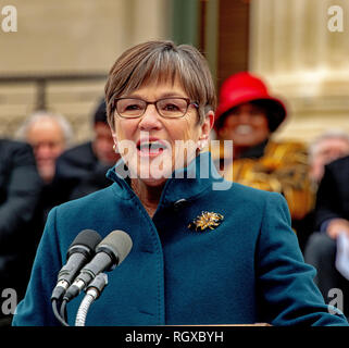 Topeka, Kansas, USA, 14. Januar 2019 demokratischen Gouverneur Laura Kelly liefert ihrer Antrittsrede ist vor der Schritte der Kansas State Capitol Building Credit: Mark Reinstein/MediaPunch Stockfoto