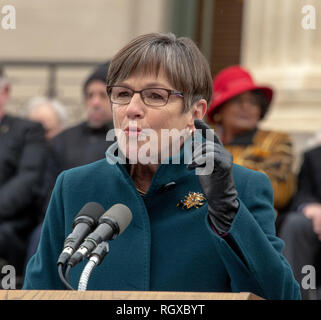 Topeka, Kansas, USA, 14. Januar 2019 demokratischen Gouverneur Laura Kelly liefert ihrer Antrittsrede ist vor der Schritte der Kansas State Capitol Building Credit: Mark Reinstein/MediaPunch Stockfoto