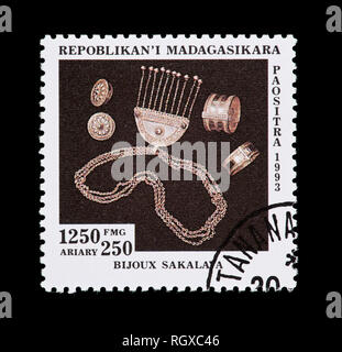 Briefmarke aus Madagaskar (Republik Madagaskar), Beispiele der Sakalava Schmuck. Stockfoto