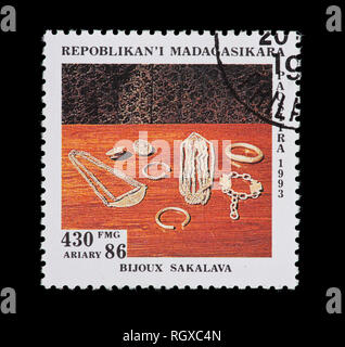 Briefmarke aus Madagaskar (Republik Madagaskar), Beispiele der Sakalava Schmuck. Stockfoto