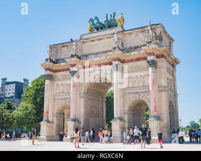 Paris, 7. MAI: Am Morgen einen wunderschönen Blick auf den Arc de Triomphe du Carrousel in Paris am 7. Mai 2018 in Paris, Frankreich Stockfoto