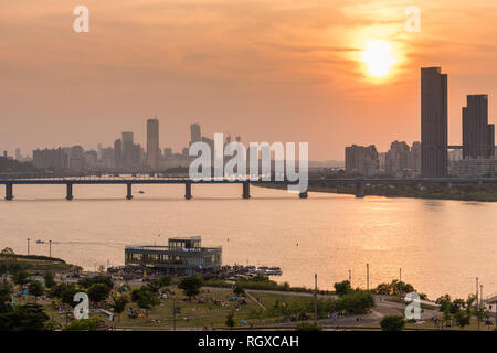 Sonnenuntergang in der Stadt Seoul, Banpo Hangang Park. Stockfoto