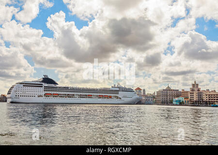 Großen touristischen Kreuzfahrtschiff angedockt im Hafen von Havanna mit blauem Himmel und Wolken Panorama, Kuba Stockfoto