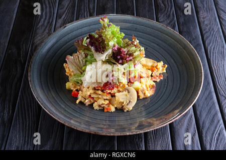 Rührei mit Pilzen und Romaine, Batavia, Salat, Salat Stockfoto