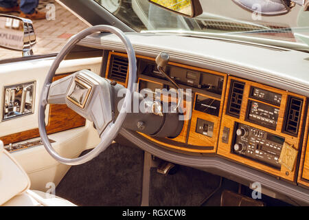 Cockpit eines alten Auto Stockfoto