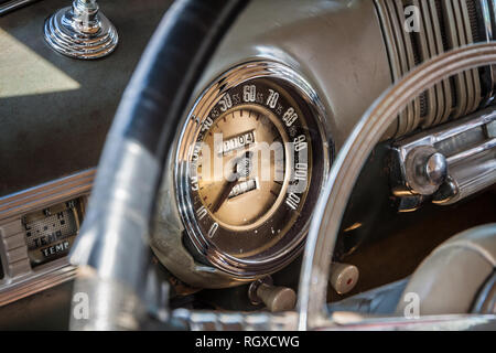 Cockpit eines alten Auto Stockfoto