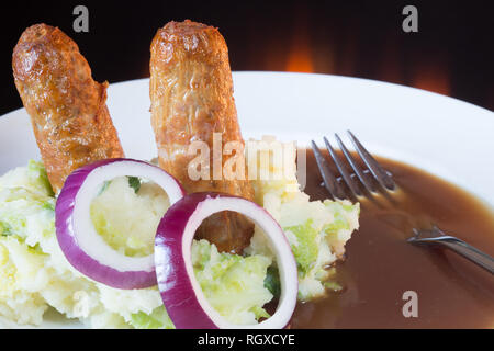 Klassische englische Pub Teller Würstchen und Kartoffelbrei mit Sauce Sauce. Stockfoto