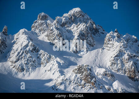 Sommet de La Saulire, Berg - zwischen Courchevel und Meribel in den Französischen Alpen. Auf der linken Seite ist der Grand Couloir, eine steile schwarze Piste markiert. Stockfoto