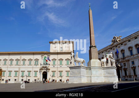 Palazzo del Quirinale und Obelisco del Quirinale Statue in Rom Stockfoto