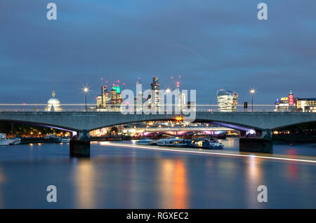 Blick über die Themse in der Dämmerung zur Waterloo Bridge und darüber hinaus in der St Paul's Cathedral und die City von London, Großbritannien Stockfoto